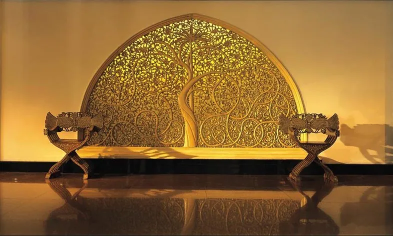 Carved screen and benches in an Oberoi hotel lobby